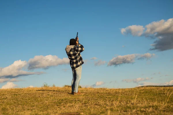 Sportliches Lehm- und Skeet-Schießen. Jäger mit Gewehr auf Jagd. Jäger in der Herbstjagdsaison. — Stockfoto