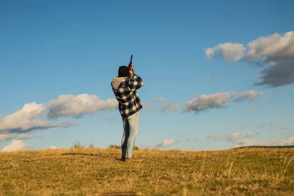 Sporting gliny i strzelanie do rzutków. Hunter z pistolet shotgun na polowanie. Hunter w sezonie łowieckim upadek. — Zdjęcie stockowe