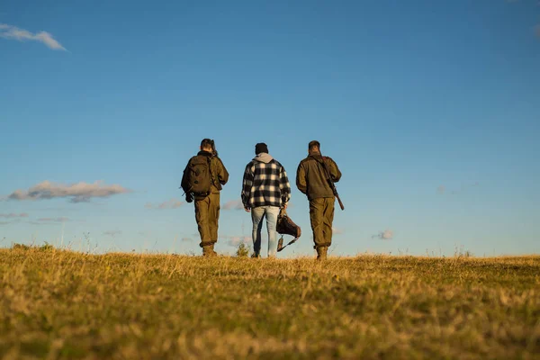 Chasse sans frontières. Équipement de chasse et vêtements de chasse. Chasseur avec fusil de chasse sur chasse . — Photo