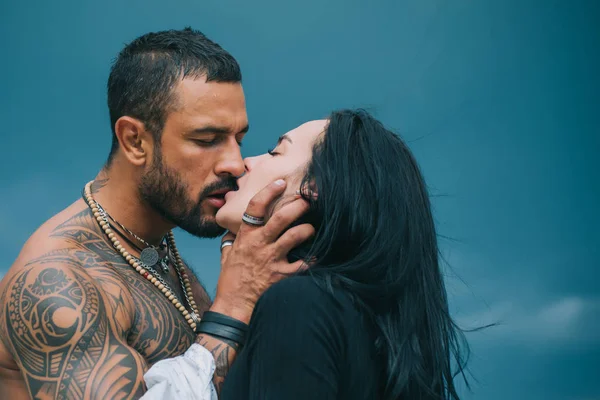 Tutkulu adam yavaşça güzel kadınla öpüşürken. Romantik çift öpüşme. Sevgilisi şehvetli seksi Bayan yumuşak deri dokunmadan sahiptir. Tutkulu iki aşık. Romantik anlar sahip severler.