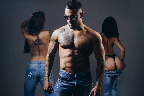 Wilder Sex mit sexy Mädchen. Jeans für Herren. Mode Männerbeine in Jeans. moderne sexuelle Trends. — Stockfoto