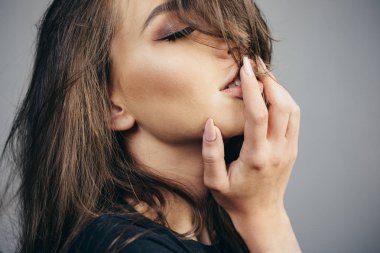 İlk cinsel deneyim. Seksi müzik ve şarkı - şehvetli. Duygu ve duygu. Şehvetli kadın yüz portre yakın çekim.