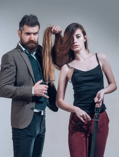 Homem barba visitando cabeleireiro na barbearia. Homem barbudo a cortar o cabelo por cabeleireiro na barbearia. Cabeleireiro e Barbeiro. Cabeleireiro e barbeiro vintage . — Fotografia de Stock