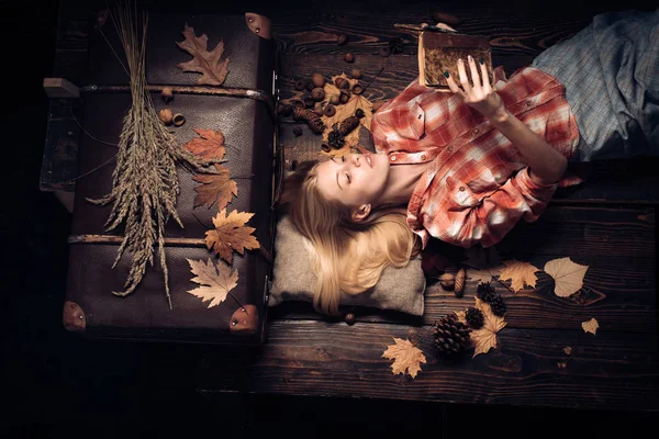 Linda loira sensual ler livro. Conceito de outono. Menina no outono em roupas sazonais whith folha dourada. Menina bonita com placa de fundo para Copyspace . — Fotografia de Stock
