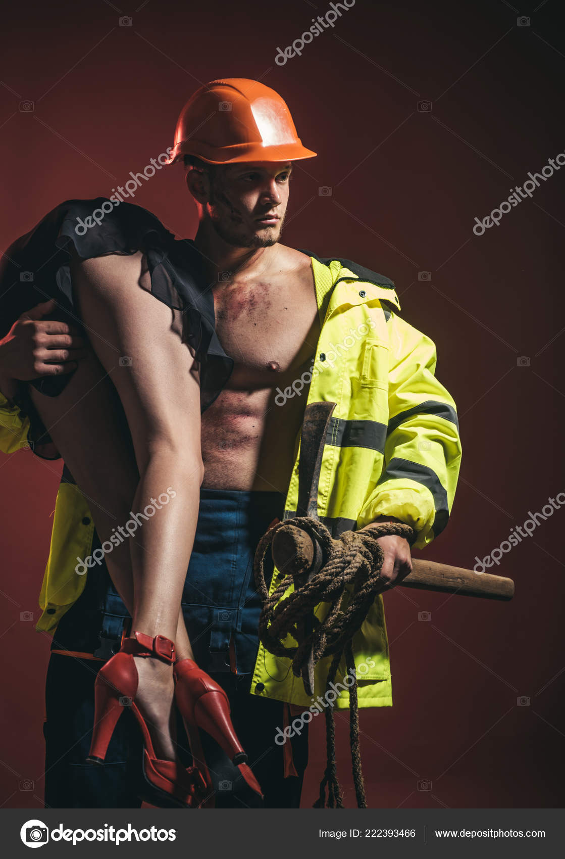 Dominare nei preliminari gioco di ruolo Vigili del fuoco sexy  corpo muscolare uomo tenendo salvato donna Concetto di professioni  Vigile del fuoco Caldo e sexy Foto