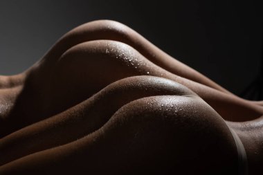 İki güzel seksi popo kapatın. Şehvetli kadın eşek ve onun su damlaları. Büyük iki şehvetli gece popo. Kadın güzel vücut ve cinsellik eşek. Şehvetli anda striptizci provacation kızlar.