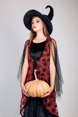 Elegant utangaç oynak flört tehlikeli gizemli korkunç kadın güzellik büyüleyici. Güzellik kadını kabak ve Cadılar Bayramı şapkasıyla poz. Çekici model kız Halloween kılık. Cadılar Bayramı kavramı.