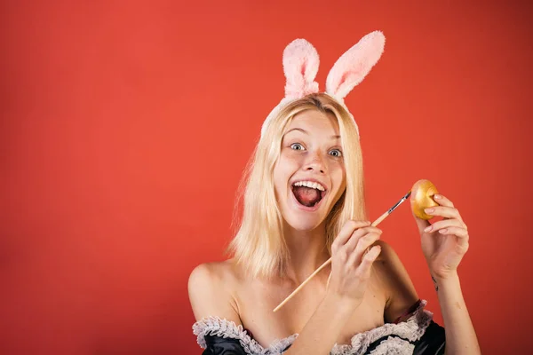 Szczęśliwa młoda kobieta w stroju królika z pisanki. Kobieta niespodzianka. Wesołych Świąt. Portret moda piękny zmysłowe woman. Koncepcja przygotowania do Wielkanocy — Zdjęcie stockowe