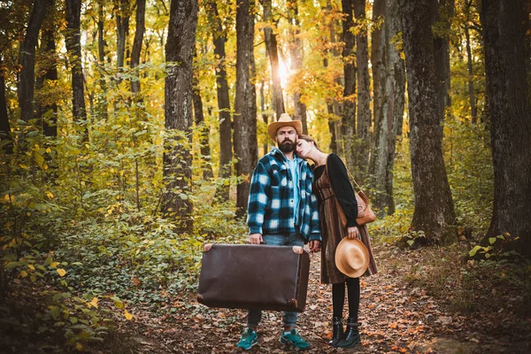 Pareja joven enamorada cogida de la mano y caminando por un parque en un día soleado de otoño. Hermosa pareja joven caminando en el parque de otoño. Pareja enamorada en hojas de otoño . — Foto de Stock