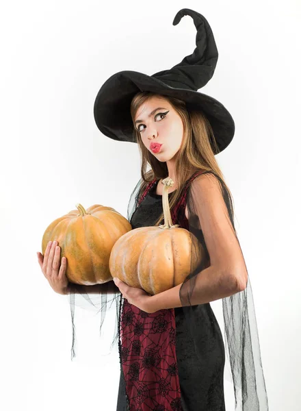 Mutlu Gotik genç kadın ayakta ve beyaz arka plan üzerinde gülümseyen şapka ile halloween kılık cadı. Cadı şapka ve kostüm güzel sürpriz kadın. Cadılar Bayramı kadın portre. Çılgın insanlar. — Stok fotoğraf