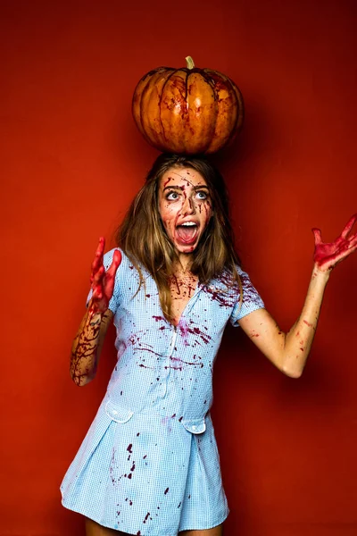 血液中のカボチャのハロウィーンの少女。ハロウィーン カボチャと女性。赤の背景に口の中で血を持つ吸血鬼魔女女性。ハロウィーン仮装パーティーのためにドレスアップします。. — ストック写真