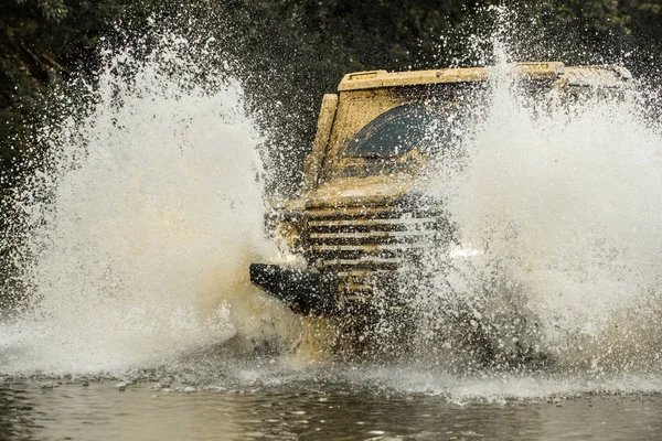 Il fuoristrada va in montagna. Gomme in preparazione per la gara. Spedizione offroader. Jeep avventure all'aria aperta. La muffa è fuoristrada attraverso una zona di fango umido o argilla . — Foto Stock