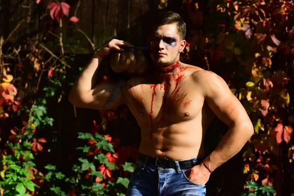 Halloween tvář umění. Polovinu tváře portrét. Strašidelný zombie je na ulici s dýní. Den mrtvých. Halloween. Záhad a hrůzy koncepce. — Stock fotografie