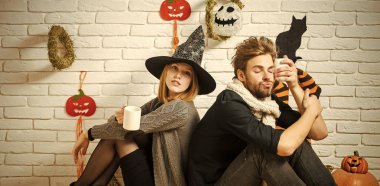 Fularlı kapalı gözler adamla Cadılar Bayramı