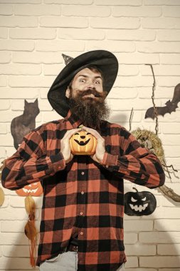 Cadılar Bayramı adam cadı şapka kabak gülümseyen