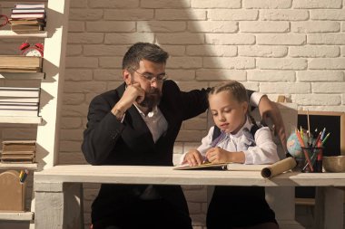 Kız ve babası nasıl yazma öğrenmek