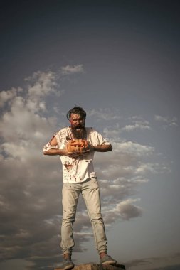 Cadılar Bayramı zombi adam kırmızı kan ile yırtık kıyafetler