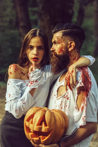 Halloween pareja con calabaza y sangre —  Fotos de Stock