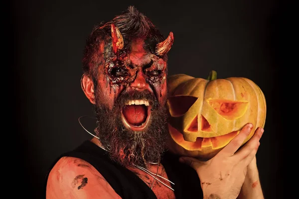 Demonio de Halloween con cuernos ensangrentados, ojos, sangre roja, heridas —  Fotos de Stock