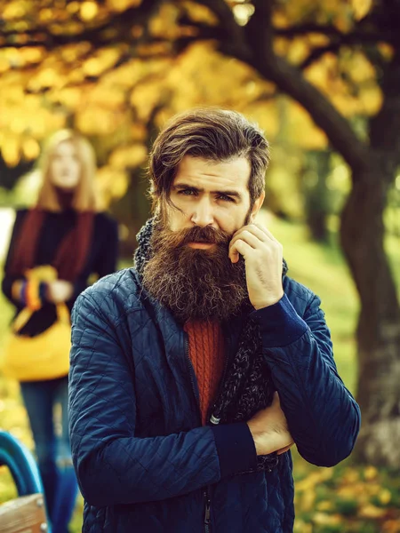 Young couple in autumn park — Stock Photo, Image