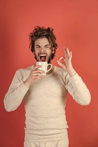 Uomo con capelli spettinati bere vin brulè . — Foto Stock