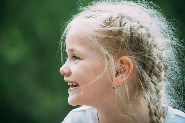 Mi piace il look da capelli nuovi. La bambina indossa i capelli in lunghe trecce. Bambino felice con un sorriso adorabile. Bambino piccolo felice sorridente. Ragazzina con i capelli biondi. Spensierato e felice — Foto Stock