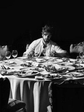 Yakışıklı adam masada yiyor