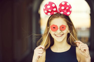 Kulakları ve gözleri kırmızı dudaklar ile mutlu kız