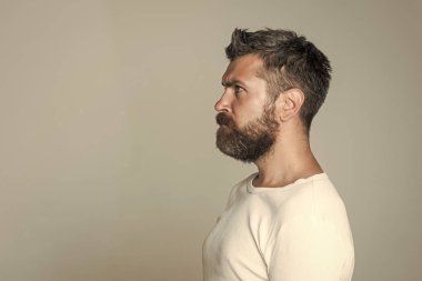 Hipster üzgün yüz ile.