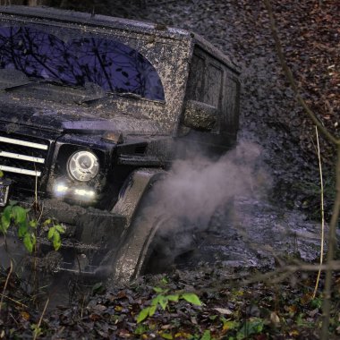 Offroad araba kirli, yakın çekim. Güçlü siyah araba sürmek