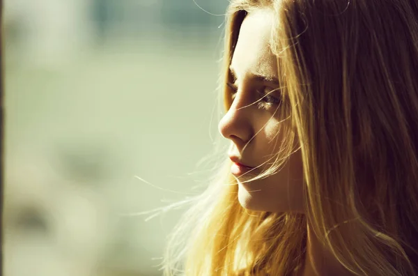 Bella ragazza con carino viso giovane, pelle sana e capelli — Foto Stock