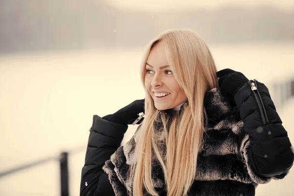 Mujer feliz sonriendo en el paisaje de nieve blanca —  Fotos de Stock