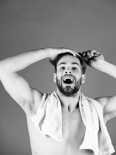 Homem pentear o cabelo com escova — Fotografia de Stock