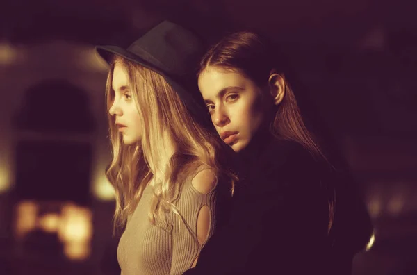 Πόλη το βράδυ με το κορίτσι, γυναίκα στο μαύρο παλτό και καπέλο — Φωτογραφία Αρχείου