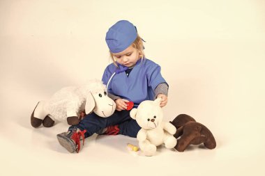 oyuncak hayvan ile tek tip oyun doktor çocukta veteriner