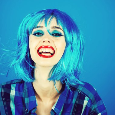 Parlak yapay saç ile gülümseyen kız.