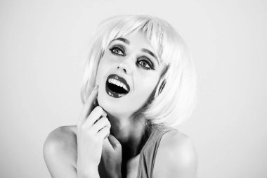 Parlak yapay saç ile gülümseyen kız.