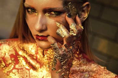 Kadın fantastik makyaj, yaratıcı vücut sanatı ile