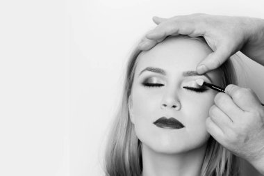 Kapalı gözler ve makyaj almak kırmızı dudaklar ile kız