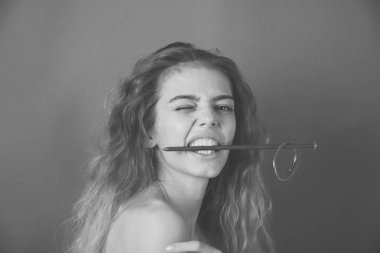 genç ve güzel kadın builder, kadın inşaat işçisi, portresi stomatology