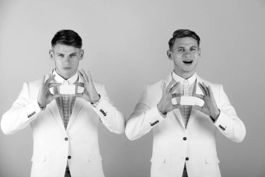 Erkekler ciddi ve mutlu yüzler boş kart tutan