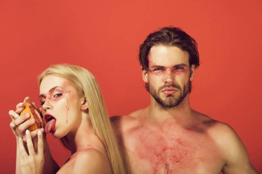 erkek ve kadın makyaj ile greyfurt tutun