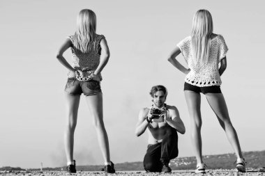 yakışıklı adam veya çıplak gövde ile fotoğrafçı için poz kadınlar