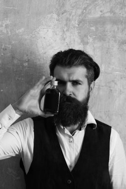 Adam kırmızı Likör şişesi ile poz