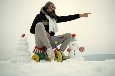 Kardan adam ve kar xmas ağacı kış gününde