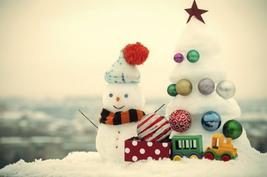 Kar beyaz gökyüzü arka plan üzerinde Heykel Sergisi