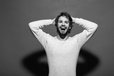 yakışıklı adam sakal ve şık saç, sabah ve moda