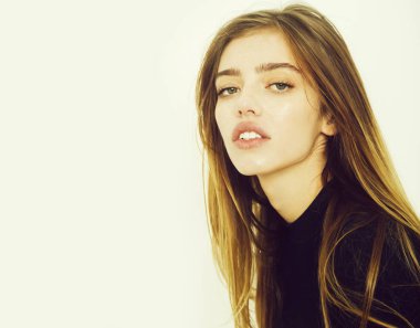 Siyah uzun sarı saçlı güzel kız