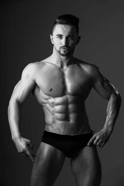 Homem muscular com torso muscular em estúdio, esporte e treinamento — Fotografia de Stock