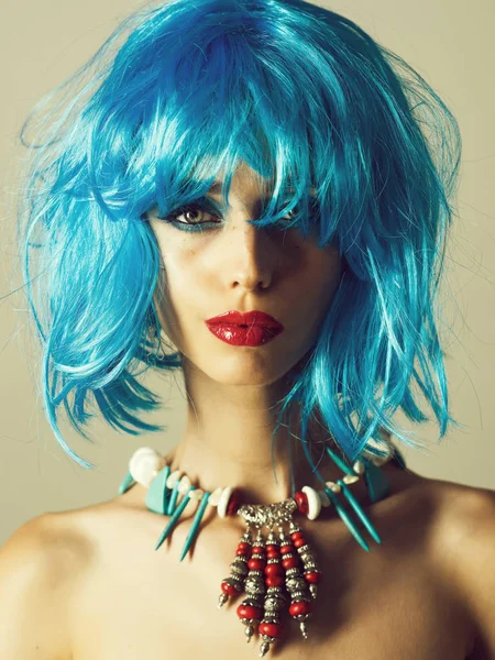Kobieta z niebieskie włosy perukę i modny makijaż — Zdjęcie stockowe